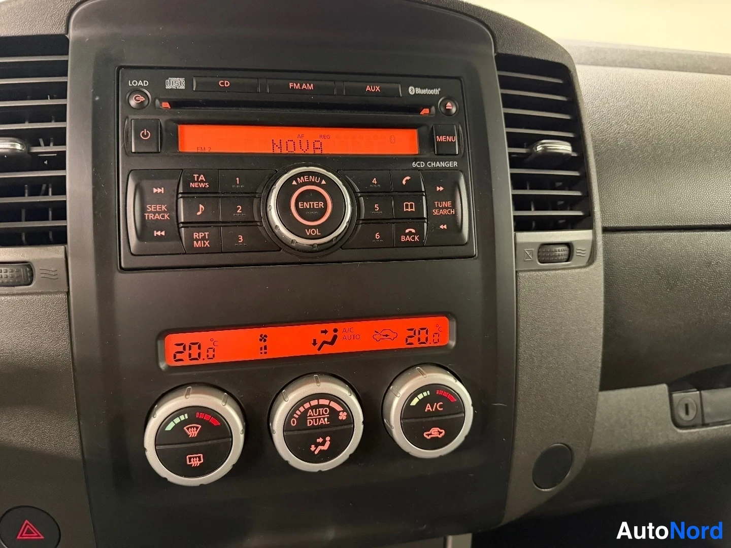 Musta Nissan Navara 2012, yksityiskohta, kuva 17
