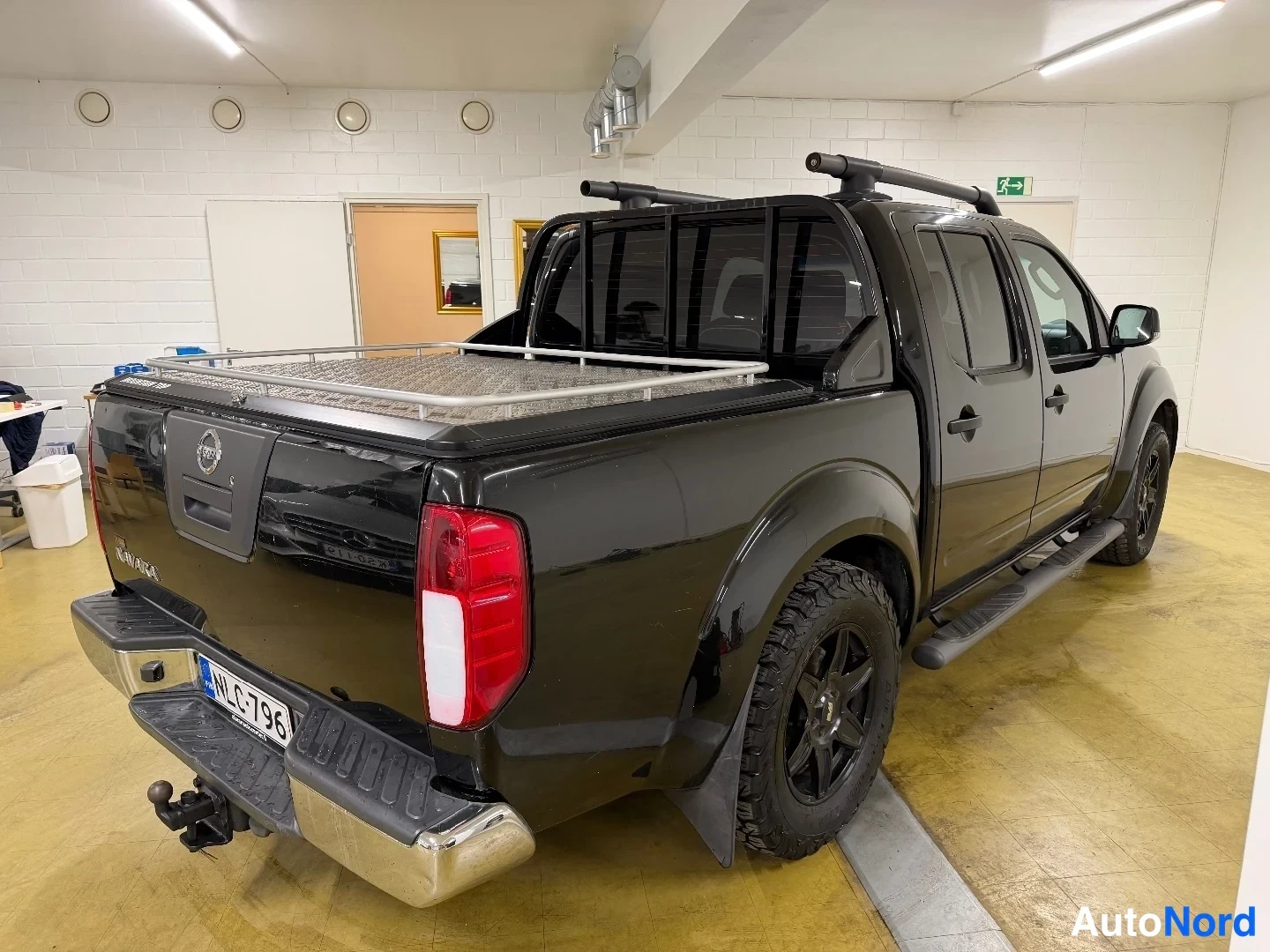 Musta Nissan Navara 2012, takaviisto, kuva 5