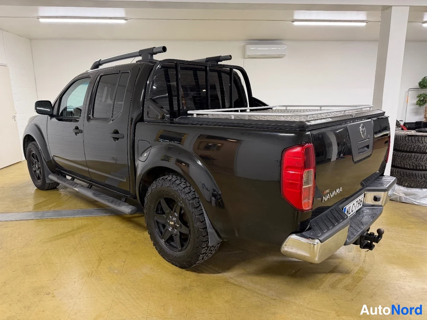 Musta Nissan Navara 2012, takaviisto, kuva 6