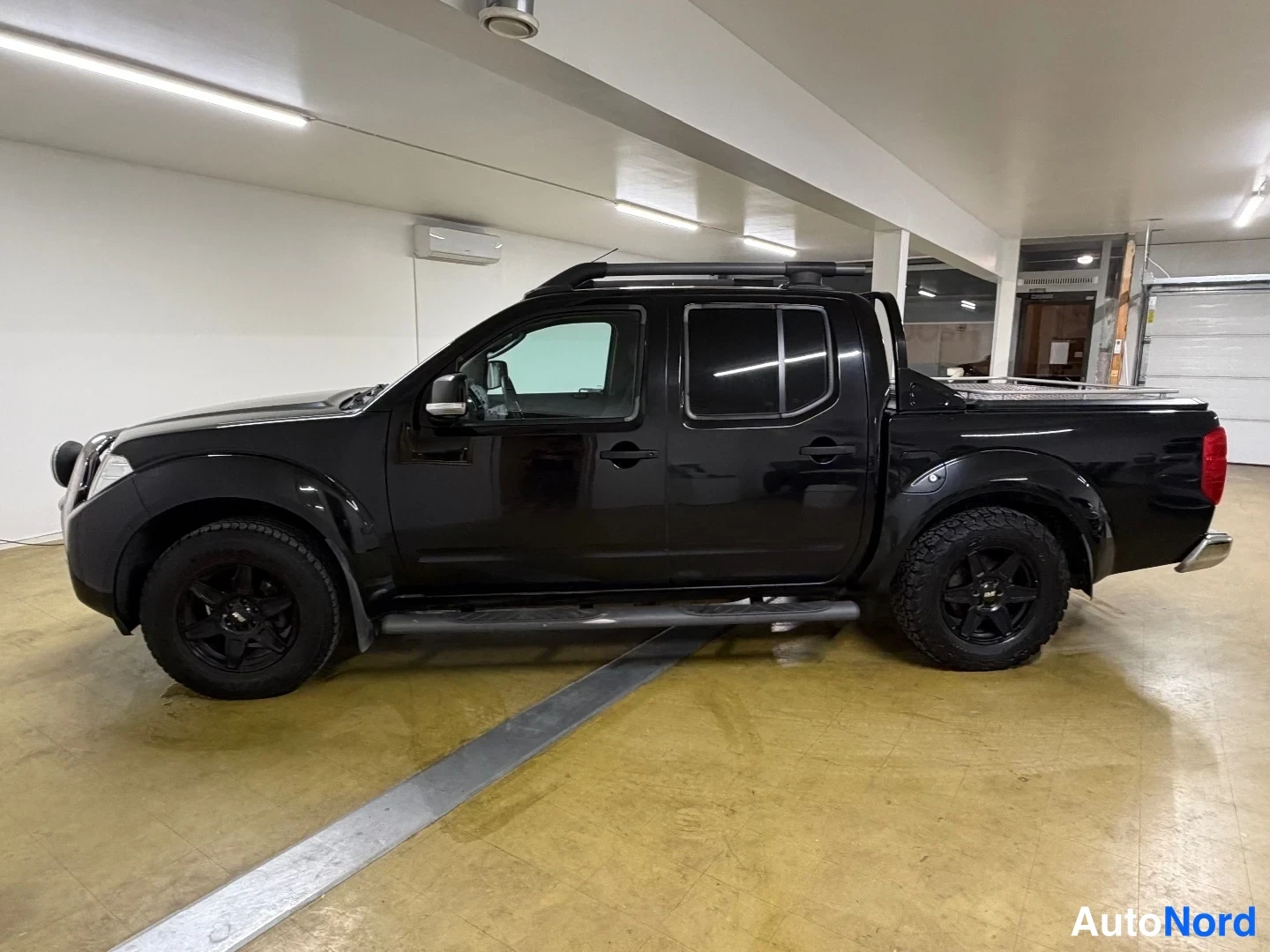 Musta Nissan Navara 2012, etuviisto, keula vasemmalle, kuva 2