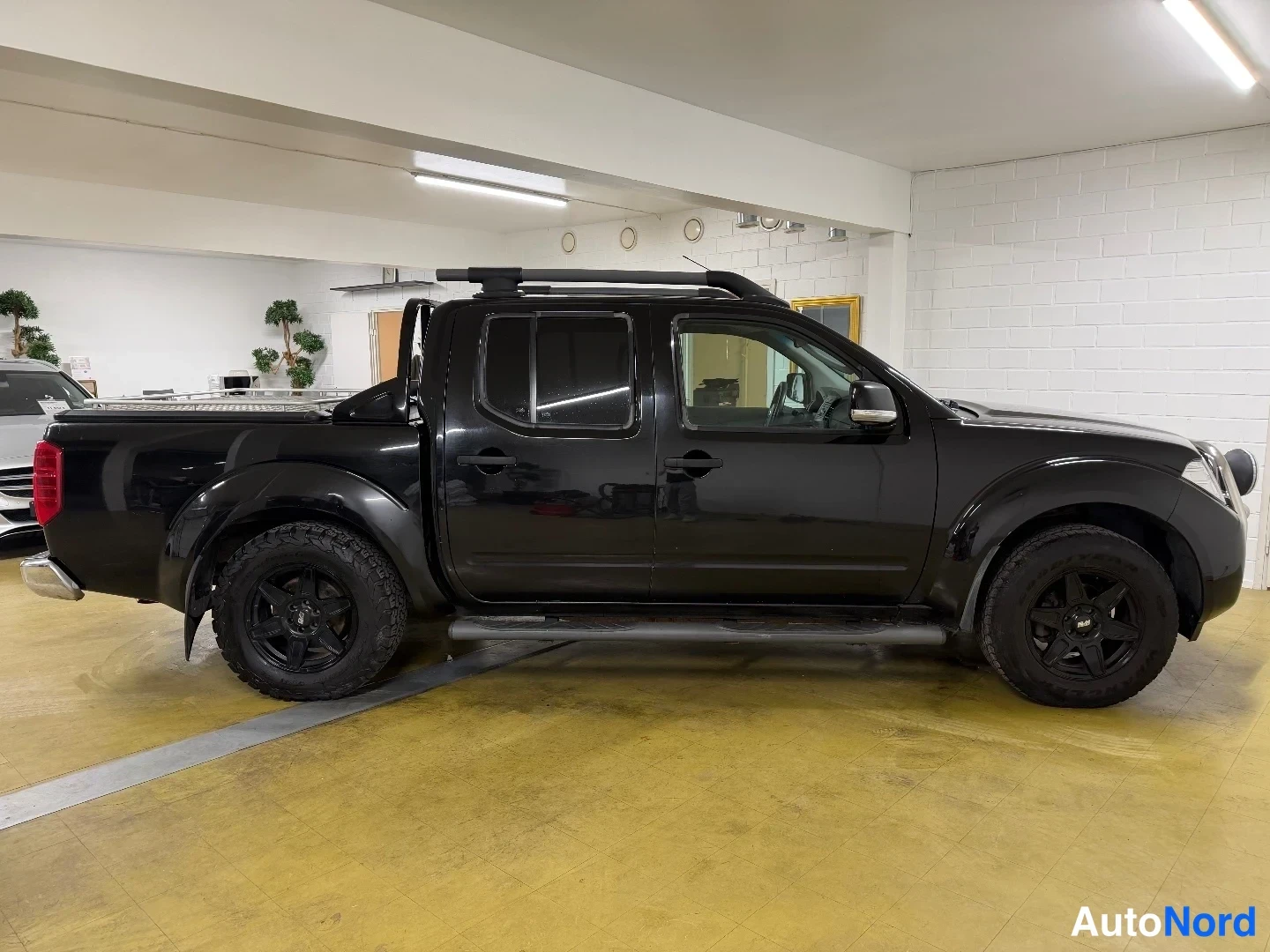 Musta Nissan Navara 2012, takaviisto, kuva 7