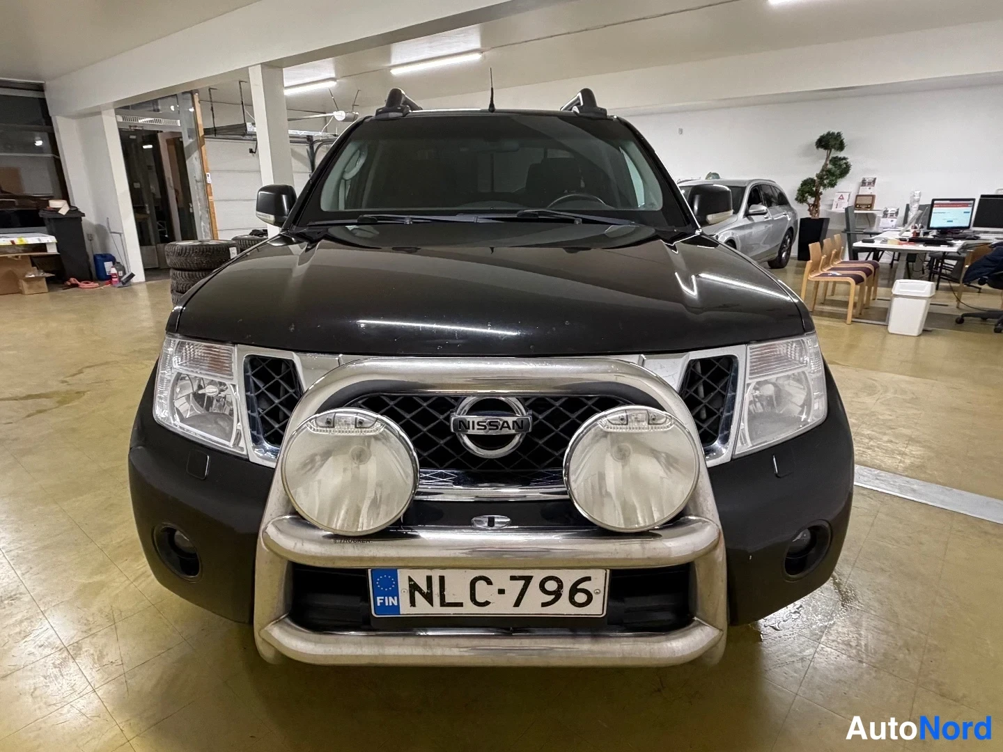 Musta Nissan Navara 2012, edestä, kuva 4