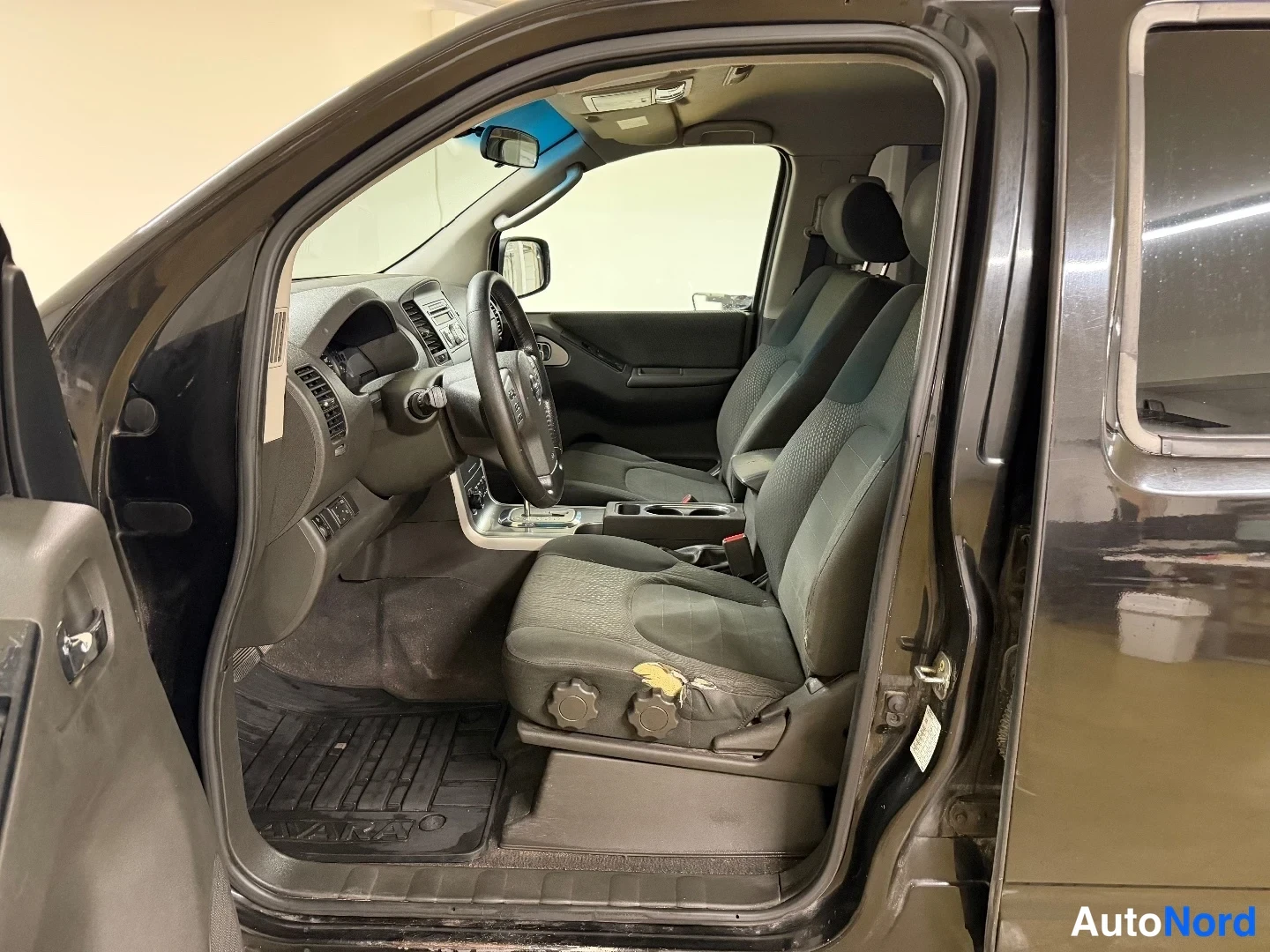Musta Nissan Navara 2012, etuistuimet, kuva 12