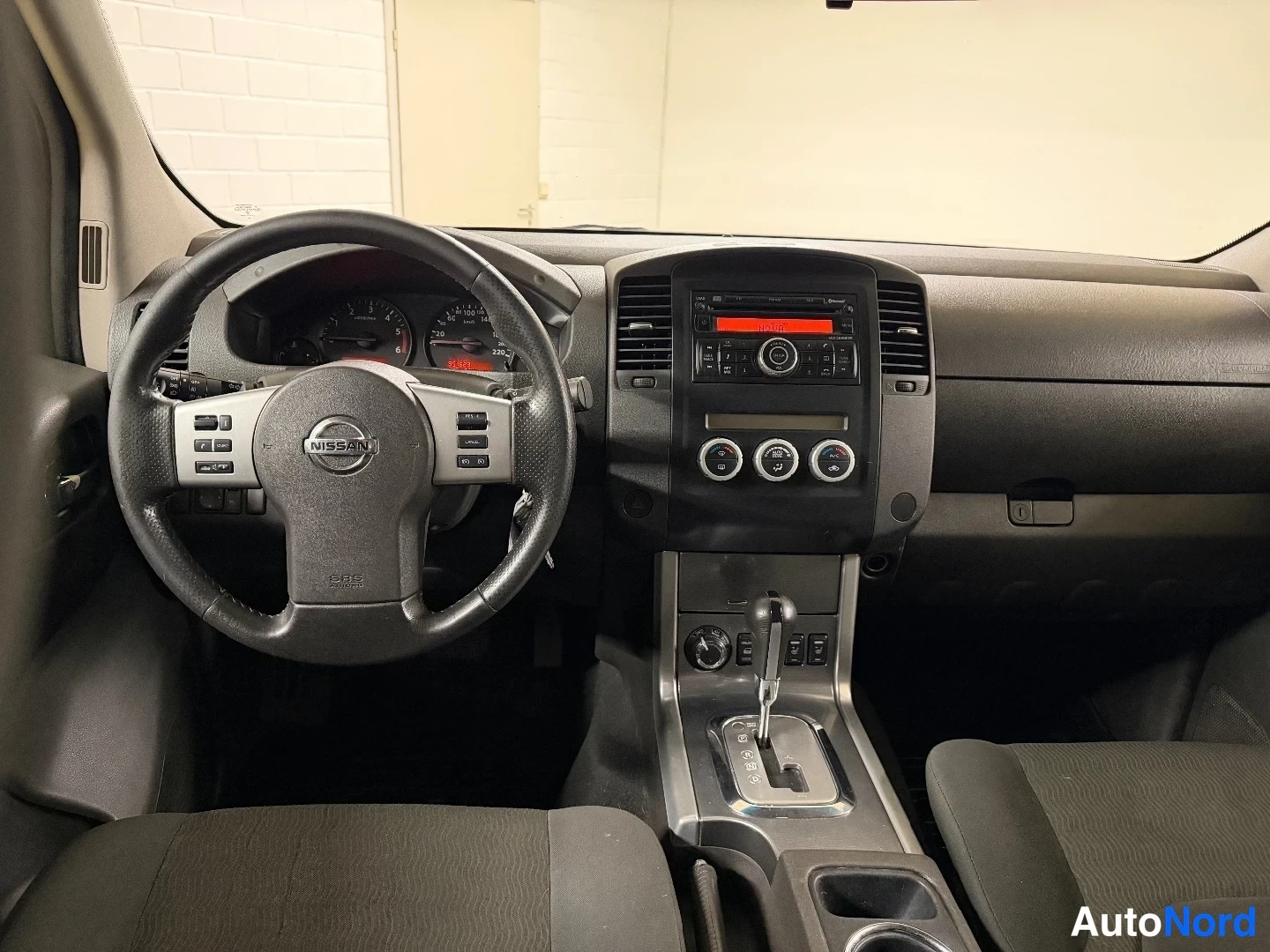 Musta Nissan Navara 2012, ohjaamo, kuva 9
