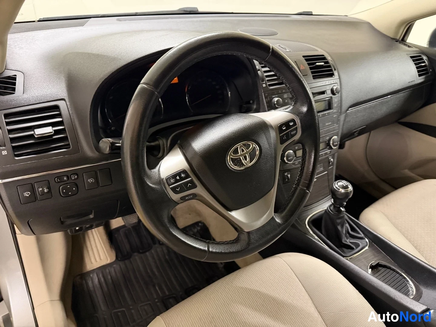 Harmaa Toyota Avensis 2009, ohjaamo, kuva 11