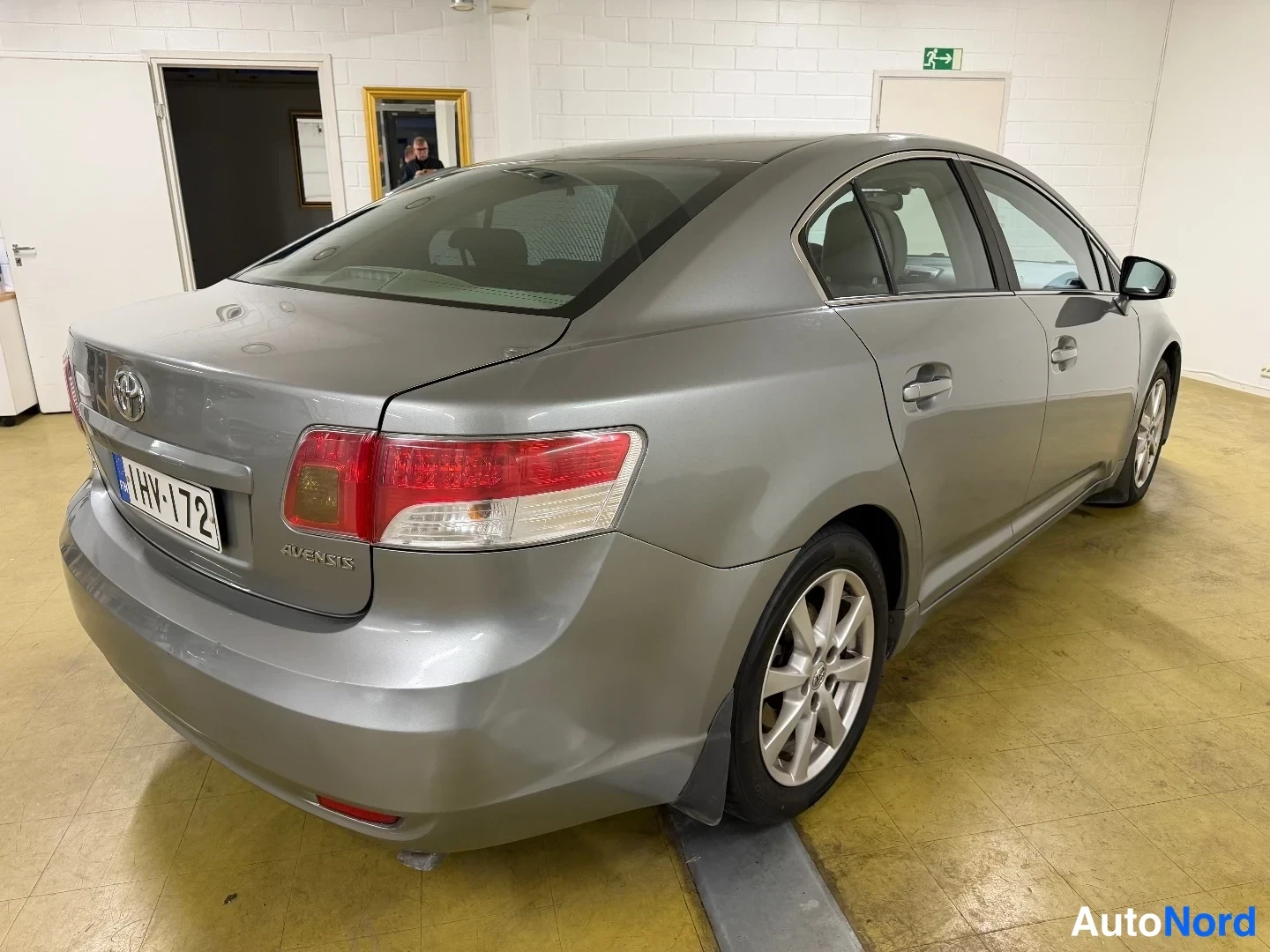 Harmaa Toyota Avensis 2009, takaviisto, kuva 6