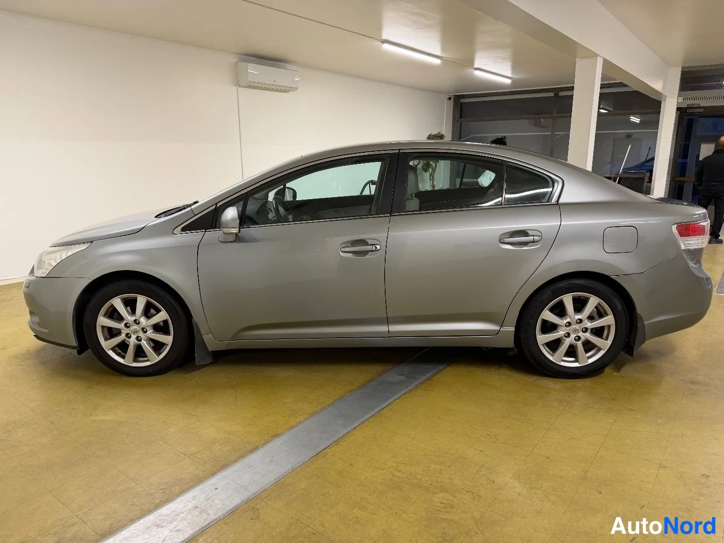 Harmaa Toyota Avensis 2009, etuviisto, keula vasemmalle, kuva 2