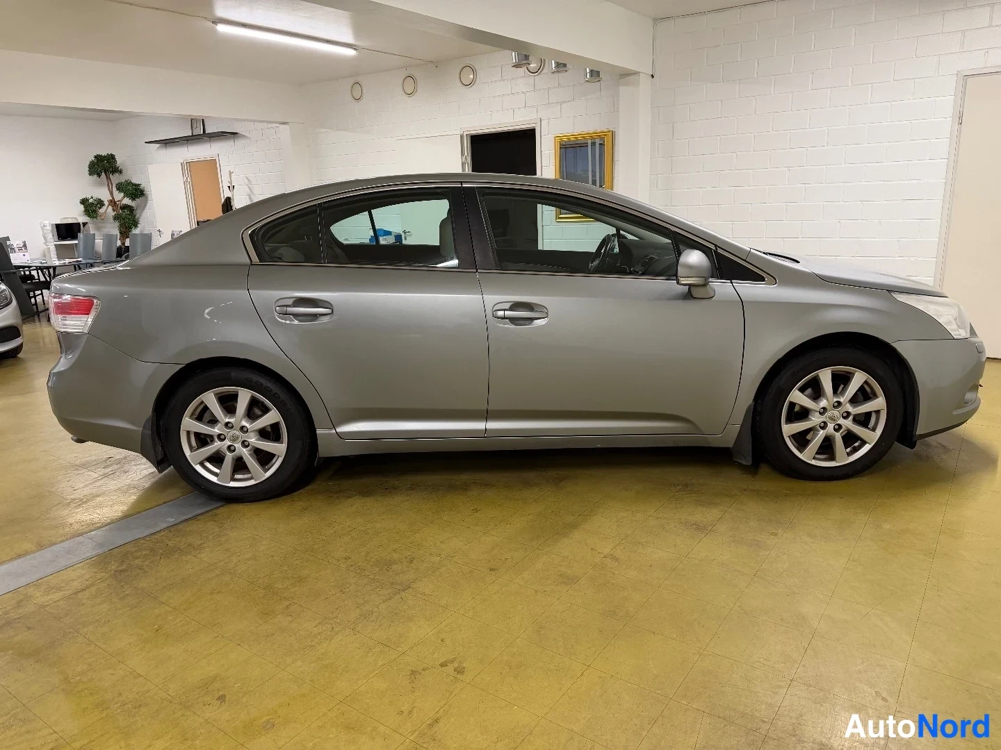 Harmaa Toyota Avensis 2009, takaviisto, kuva 5