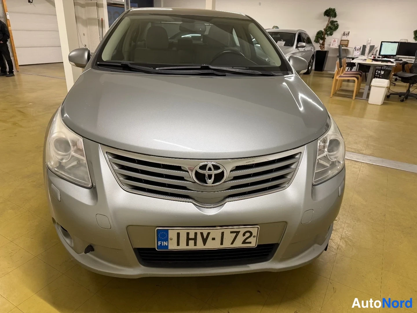 Harmaa Toyota Avensis 2009, edestä, kuva 4