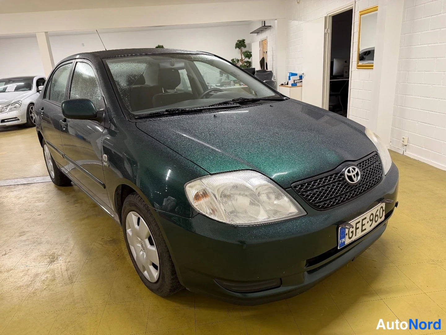 Vihreä Toyota Corolla 2003, etuviisto, keula oikealle, kuva 2