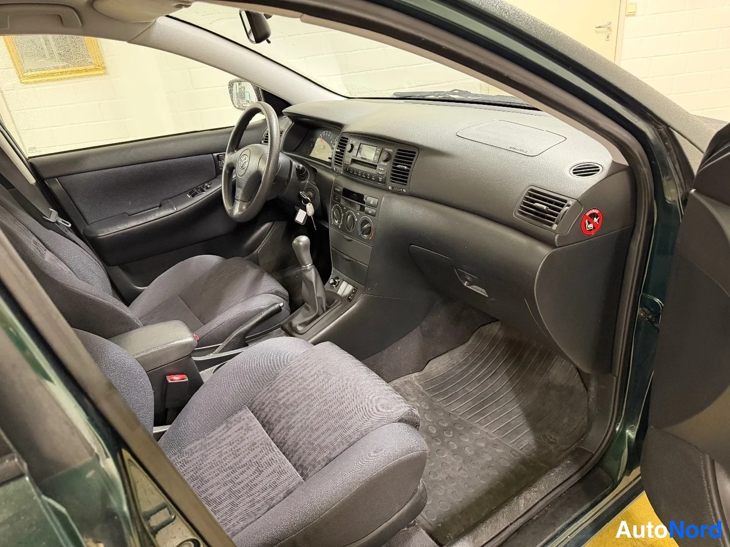 Vihreä Toyota Corolla 2003, ohjaamo, kuva 10