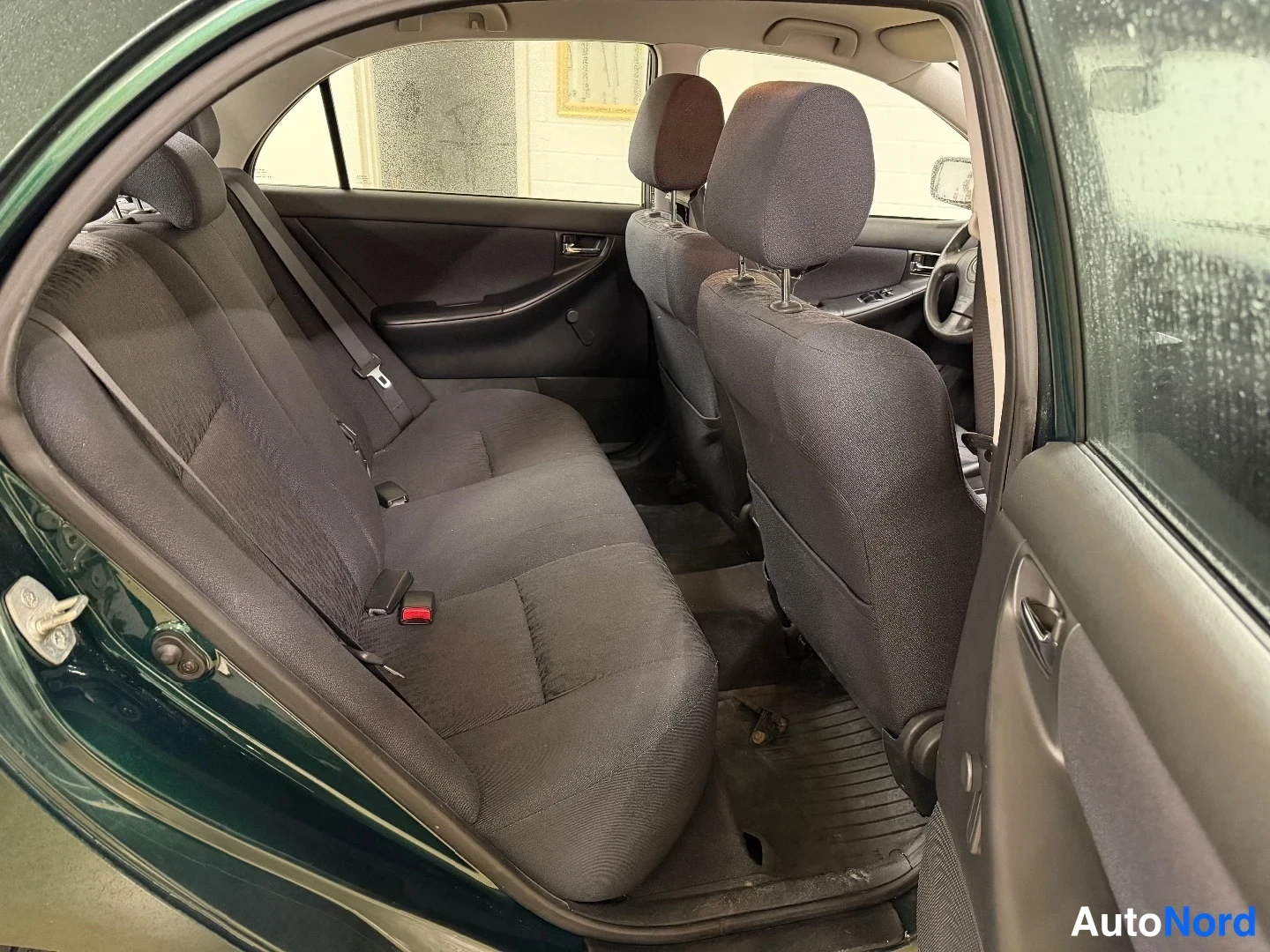 Vihreä Toyota Corolla 2003, takaistuimet, kuva 12