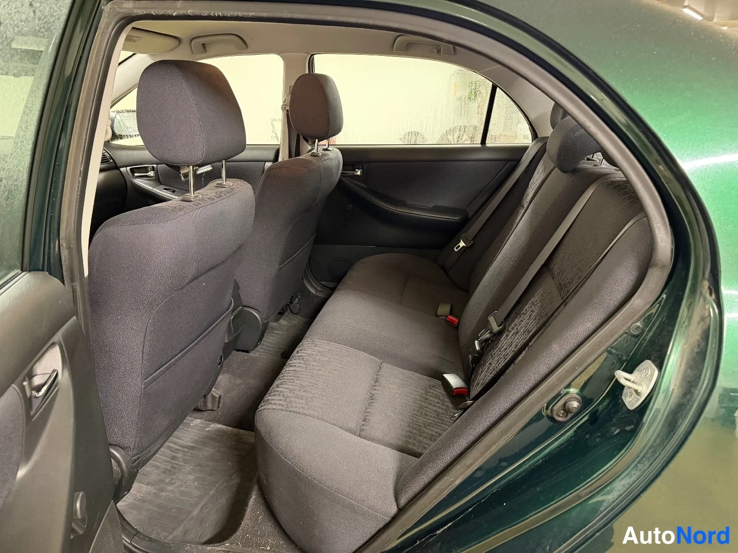 Vihreä Toyota Corolla 2003, takaistuimet, kuva 13