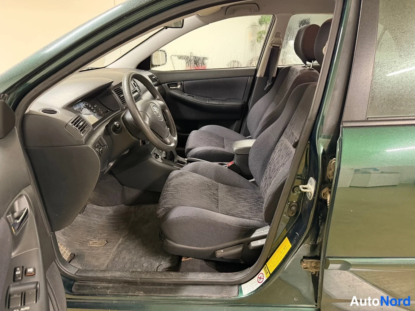Vihreä Toyota Corolla 2003, ohjaamo, kuva 11