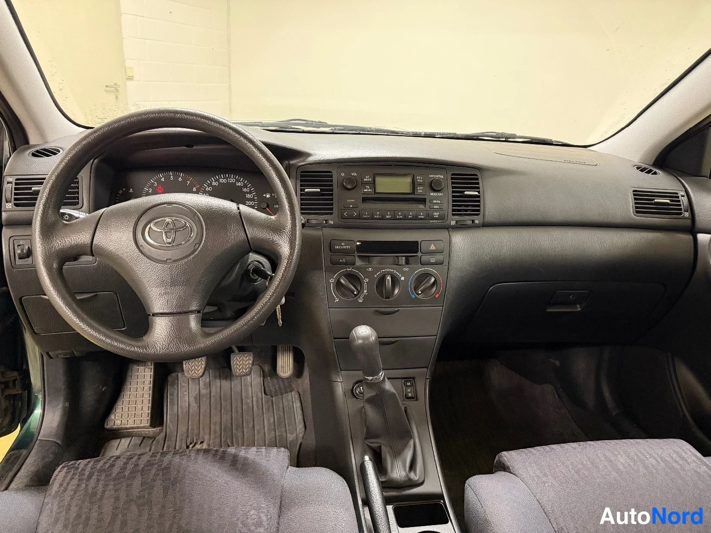 Vihreä Toyota Corolla 2003, ohjaamo, kuva 8