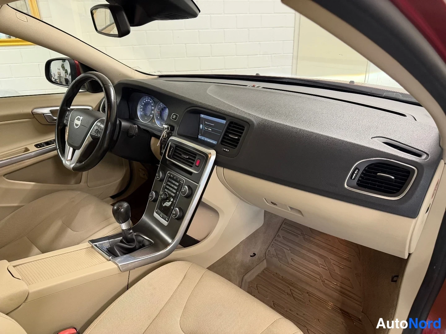 Punainen Volvo S60 2012, ohjaamo, kuva 10