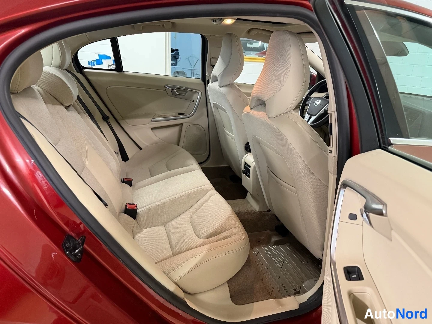 Punainen Volvo S60 2012, takaistuimet, kuva 14
