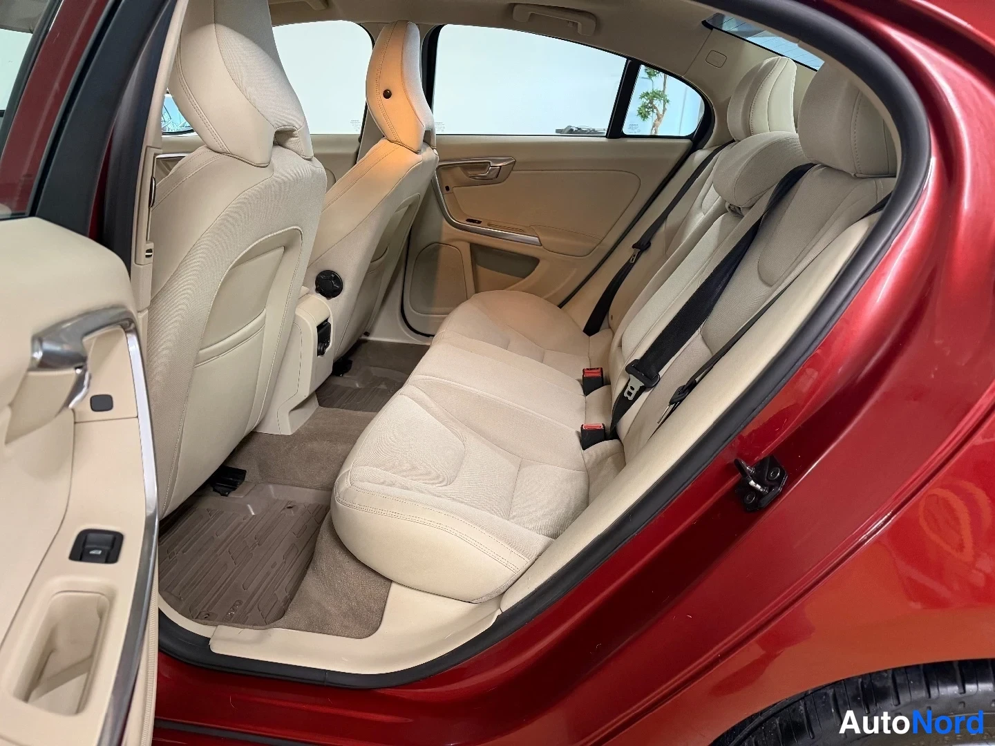 Punainen Volvo S60 2012, takaistuimet, kuva 15