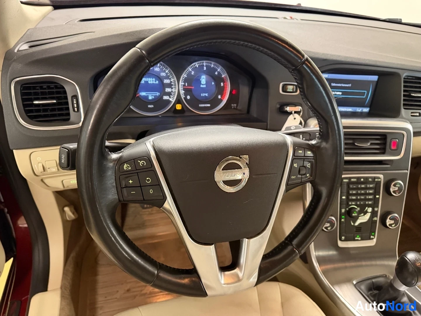 Punainen Volvo S60 2012, ohjaamo, kuva 11