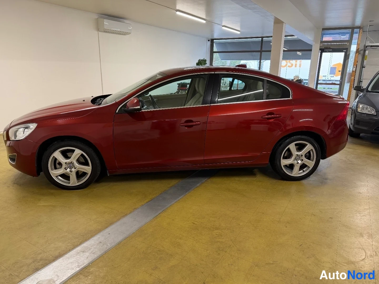 Punainen Volvo S60 2012, etuviisto, keula vasemmalle, kuva 3