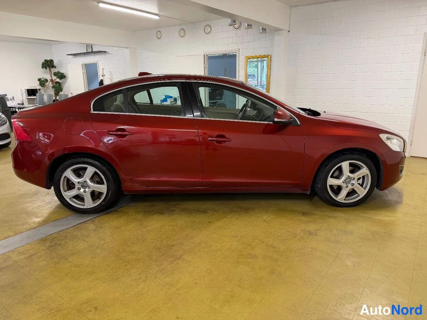 Punainen Volvo S60 2012, etuviisto, keula oikealle, kuva 4