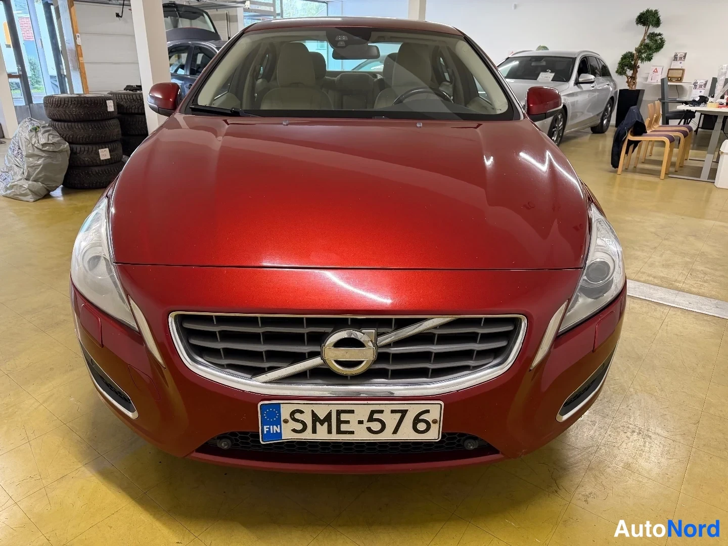 Punainen Volvo S60 2012, edestä, kuva 5