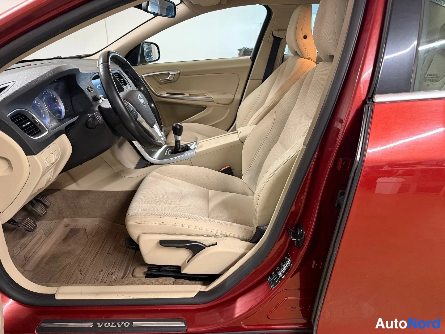 Punainen Volvo S60 2012, etuistuimet, kuva 12