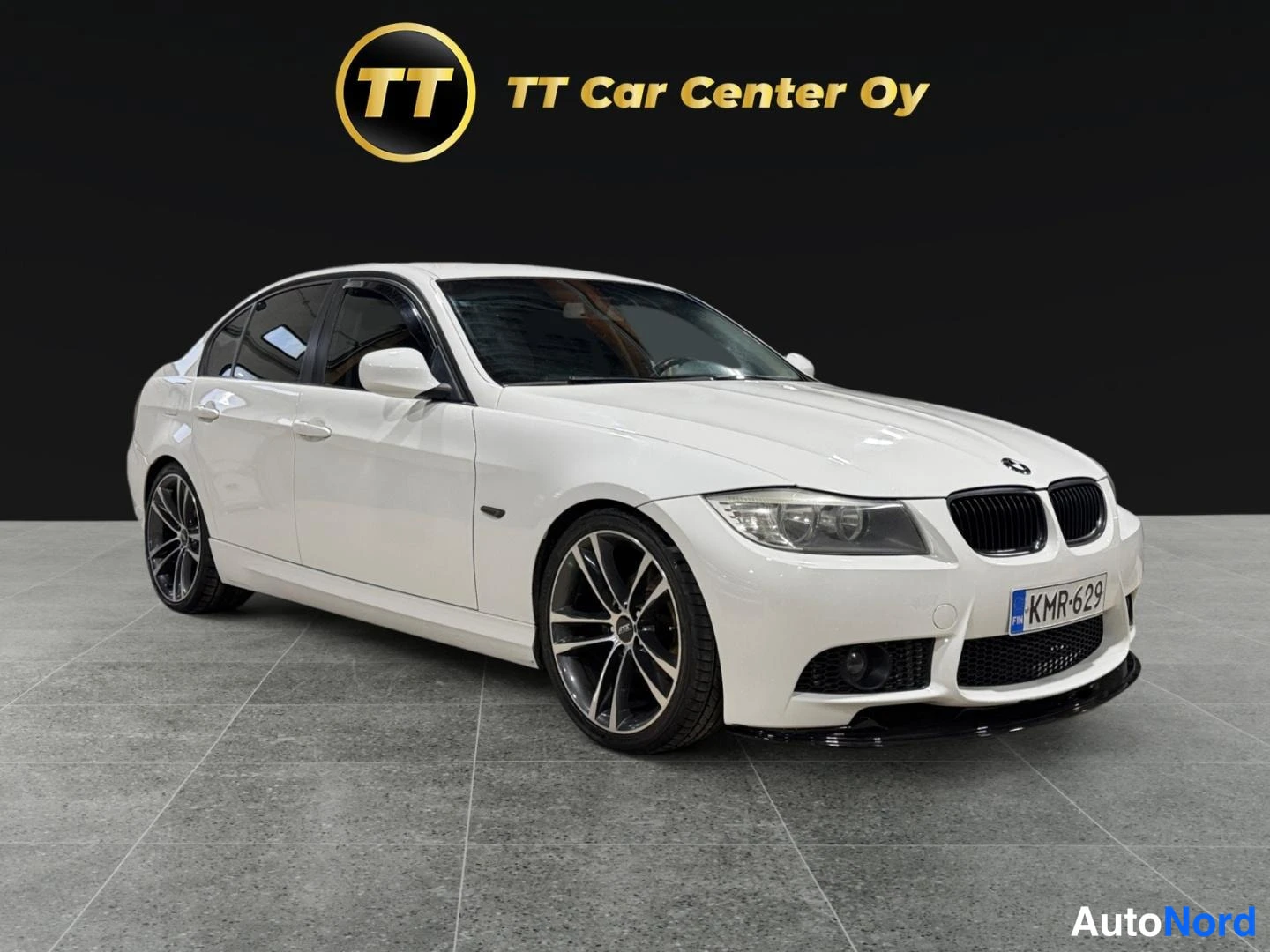 Valkoinen BMW 318d 2010, etuviisto, keula oikealle, kuva 2