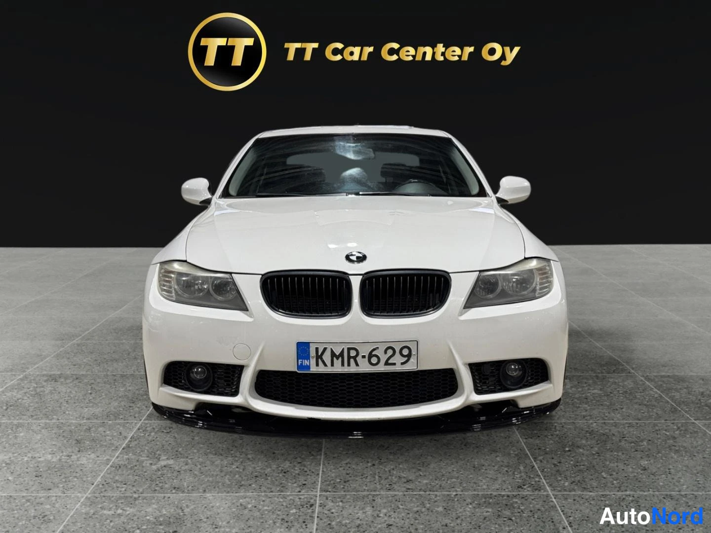 Valkoinen BMW 318d 2010, edestä, kuva 3
