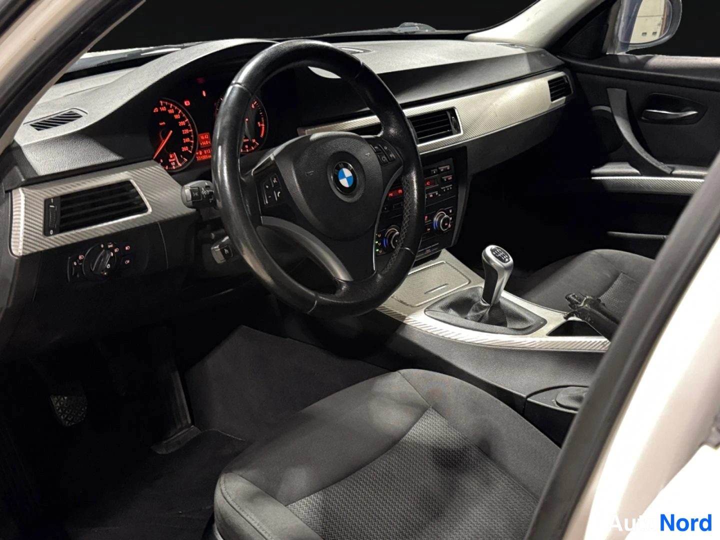 Valkoinen BMW 318d 2010, ohjaamo, kuva 10