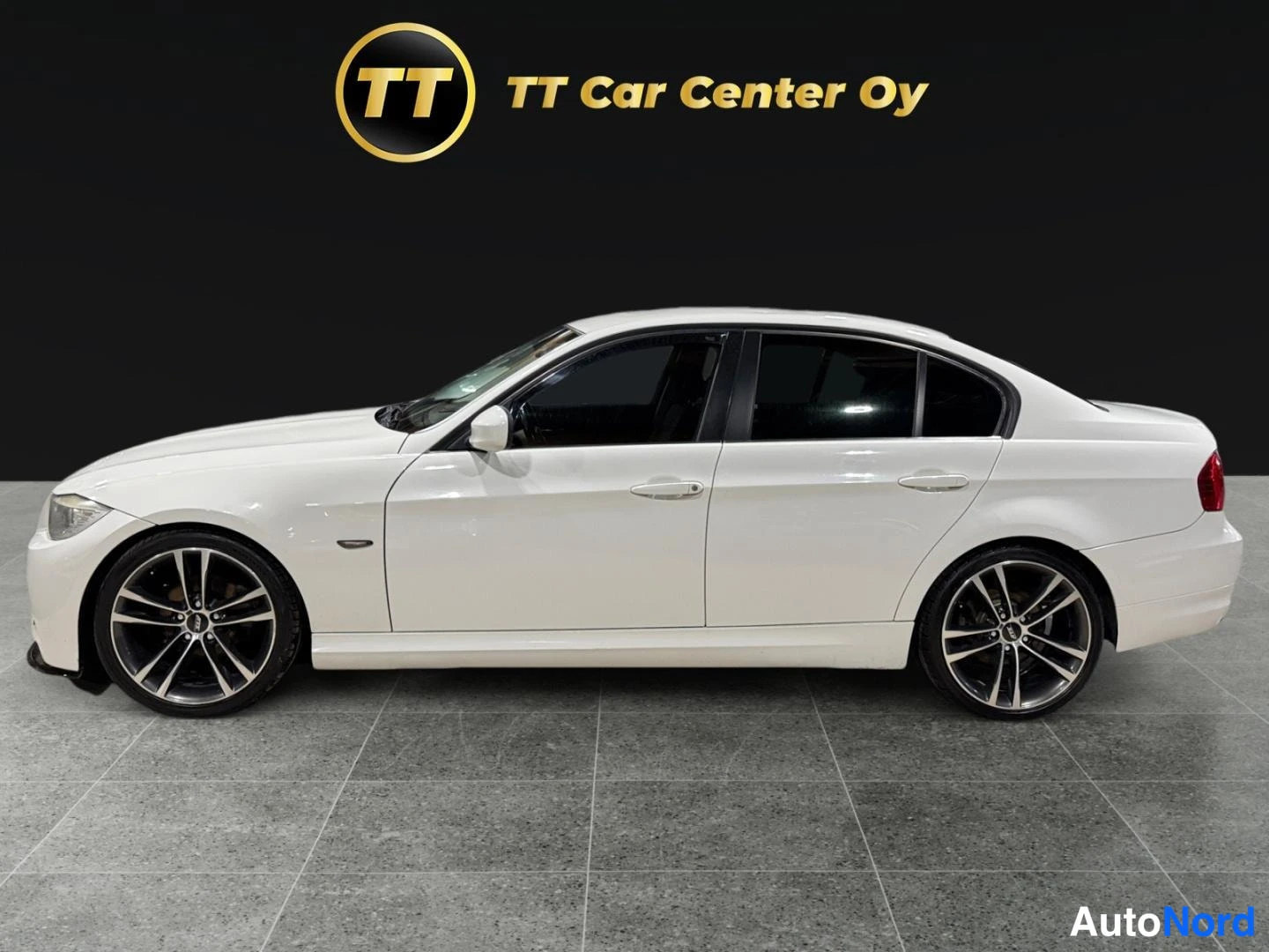 Valkoinen BMW 318d 2010, sivulta, kuva 4