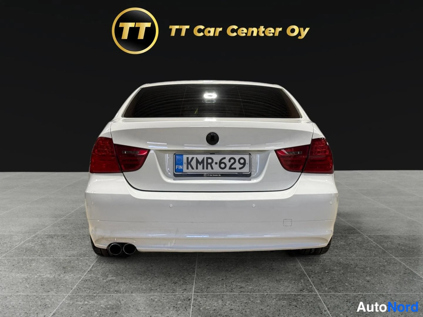Valkoinen BMW 318d 2010, takaa, kuva 8
