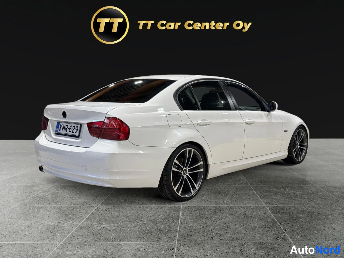 Valkoinen BMW 318d 2010, takaviisto, kuva 7