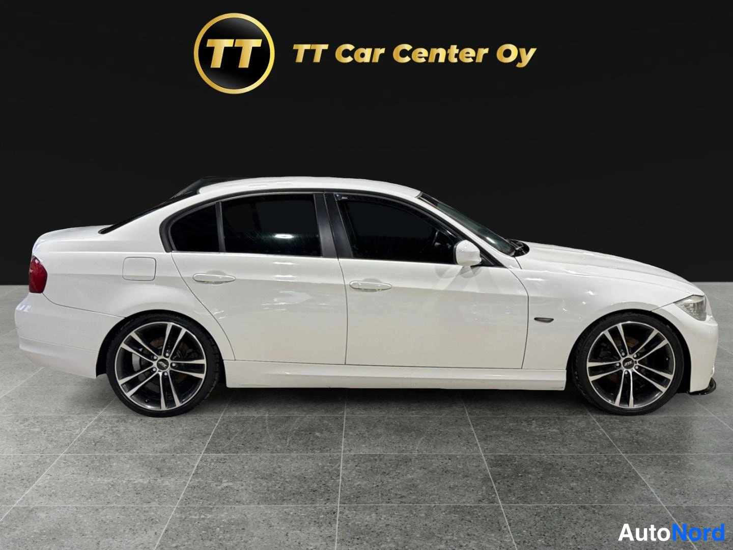 Valkoinen BMW 318d 2010, sivulta, kuva 5