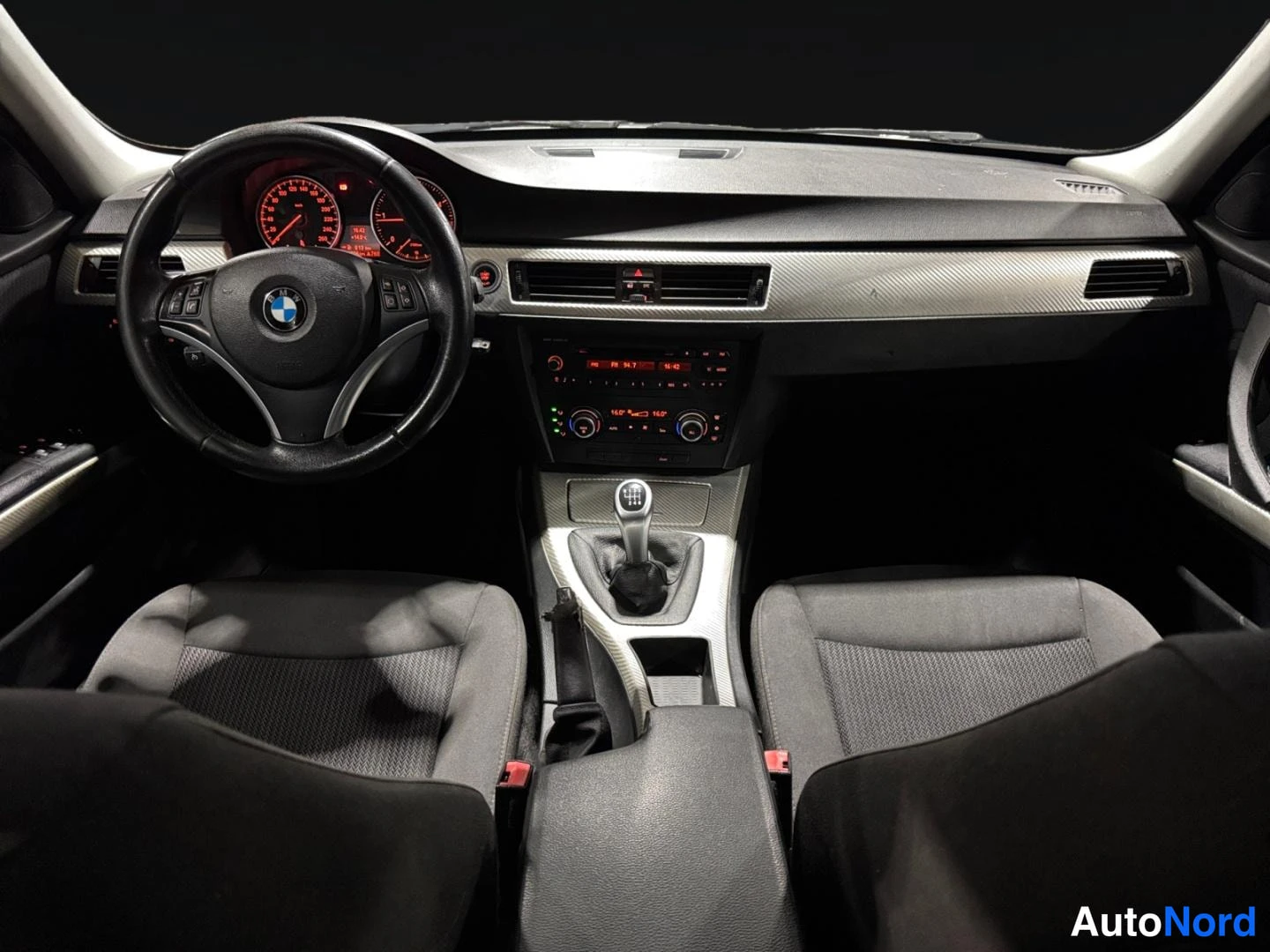 Valkoinen BMW 318d 2010, ohjaamo, kuva 9