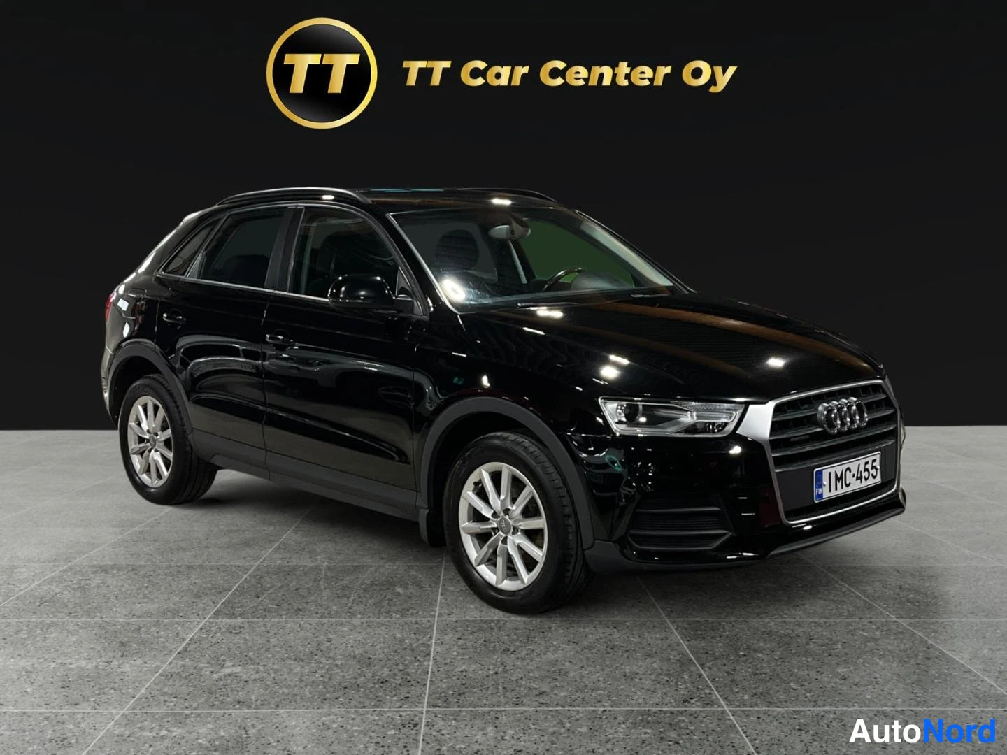 Musta Audi Q3 2015, etuviisto, keula oikealle, kuva 2