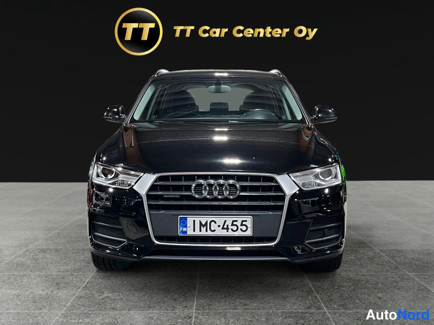 Musta Audi Q3 2015, edestä, kuva 3