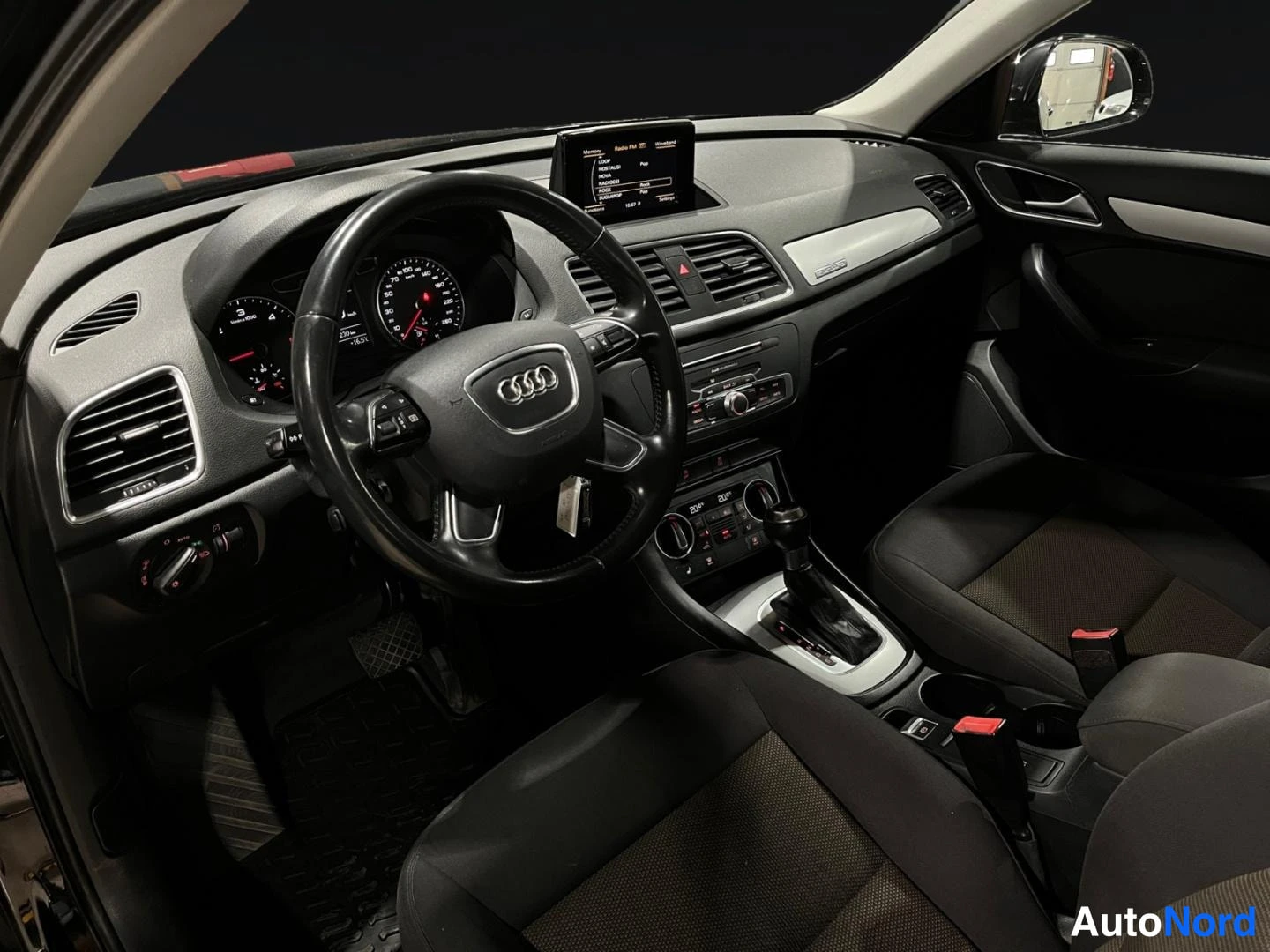 Musta Audi Q3 2015, ohjaamo, kuva 10