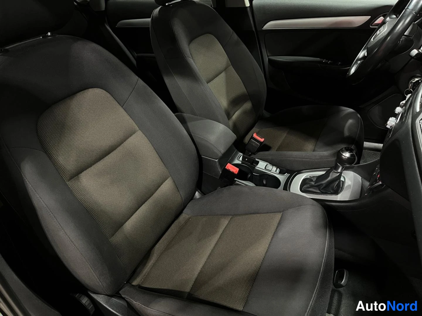 Musta Audi Q3 2015, etuistuimet, kuva 14