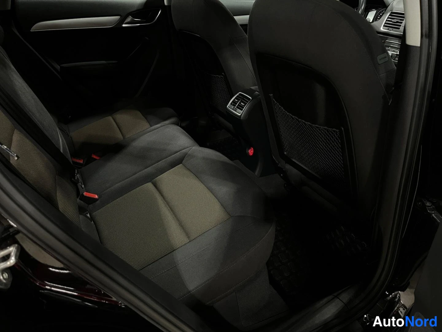 Musta Audi Q3 2015, takaistuimet, kuva 15