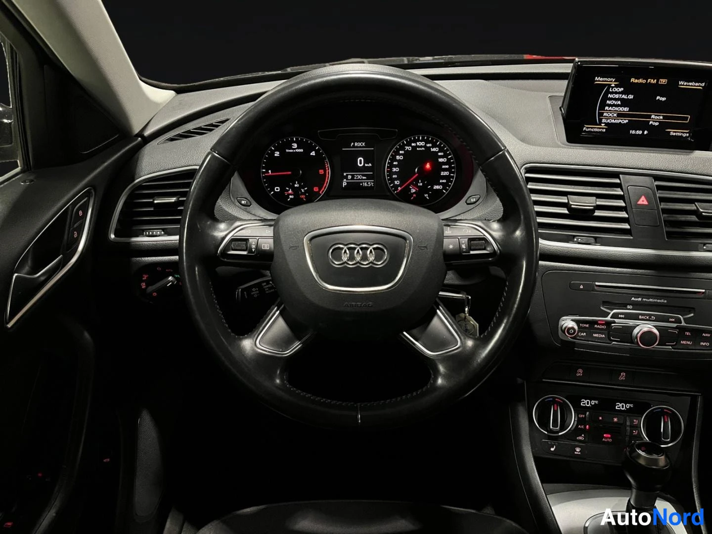 Musta Audi Q3 2015, ohjaamo, kuva 12