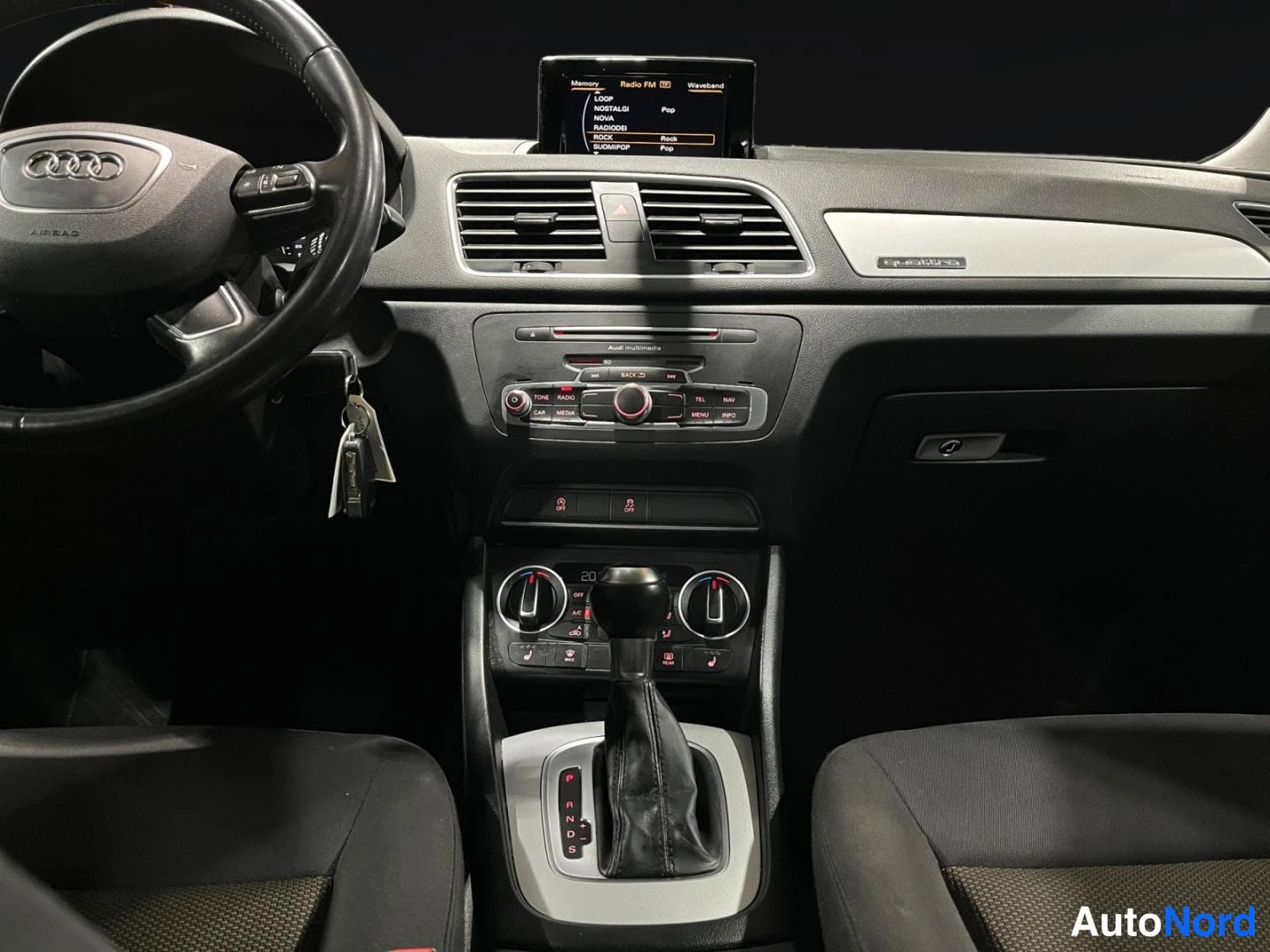 Musta Audi Q3 2015, ohjaamo, kuva 13