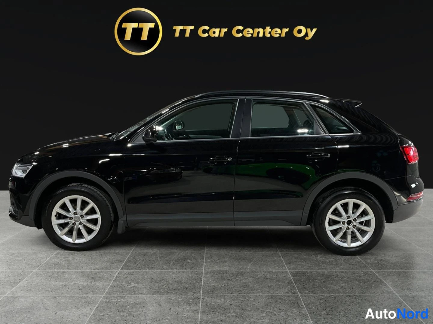 Musta Audi Q3 2015, sivulta, kuva 4