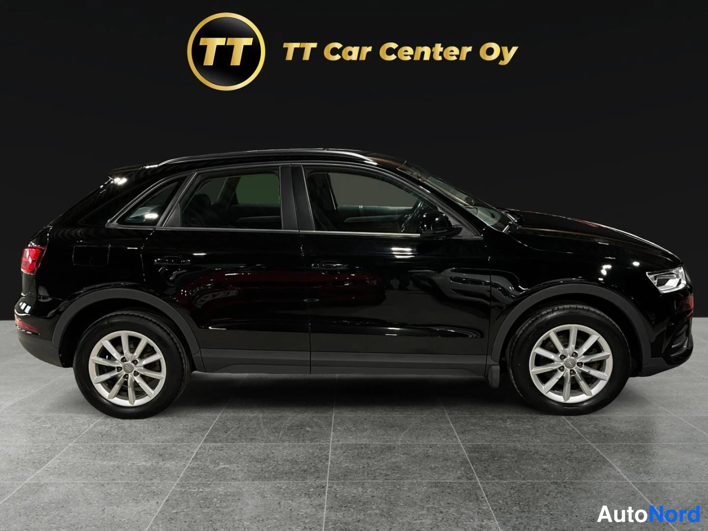 Musta Audi Q3 2015, sivulta, kuva 5