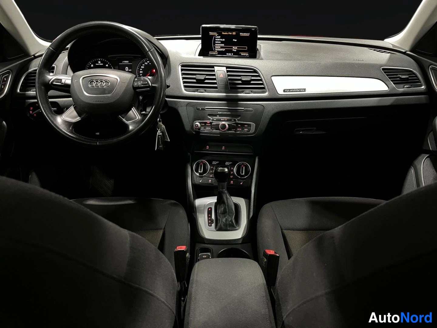 Musta Audi Q3 2015, ohjaamo, kuva 9