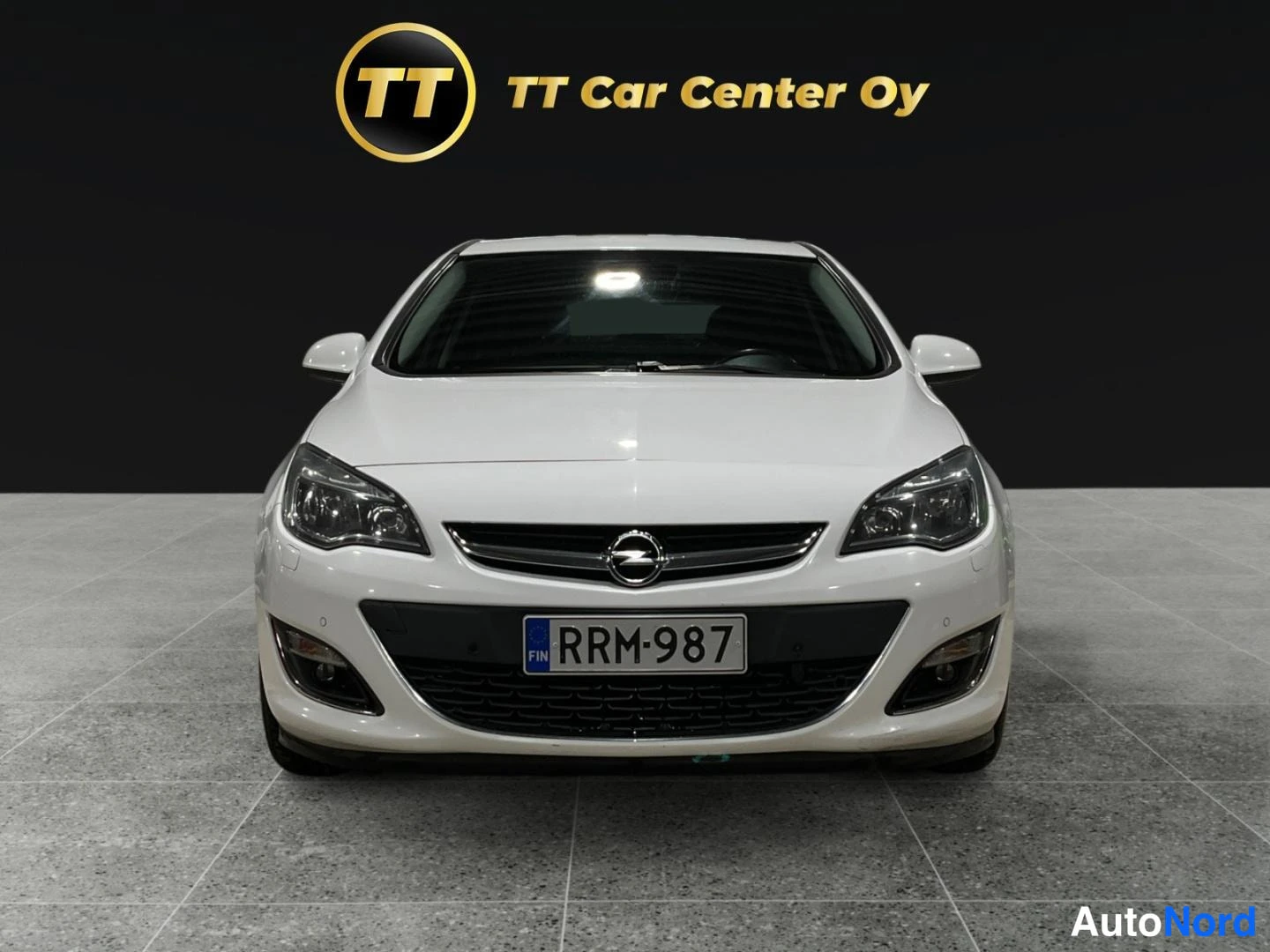 Valkoinen Opel Astra 2013, edestä, kuva 3