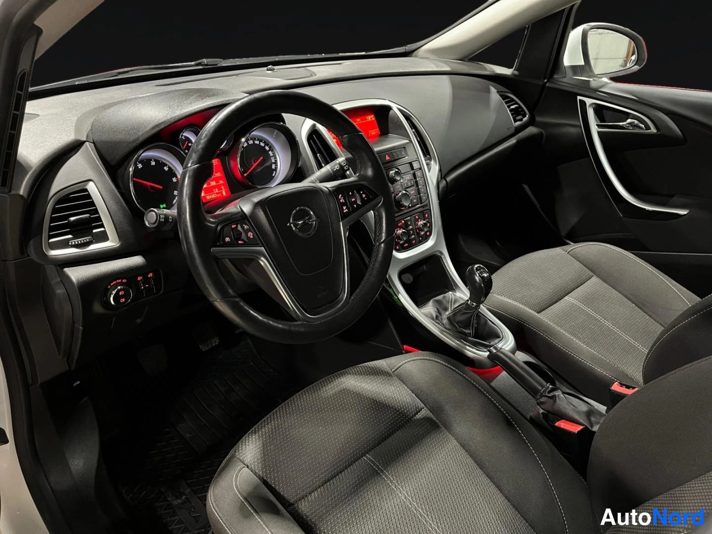 Valkoinen Opel Astra 2013, ohjaamo, kuva 9