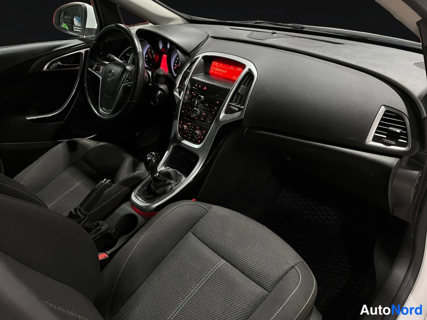 Valkoinen Opel Astra 2013, ohjaamo, kuva 10