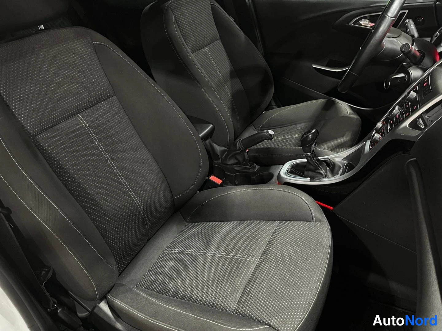 Valkoinen Opel Astra 2013, etuistuimet, kuva 15