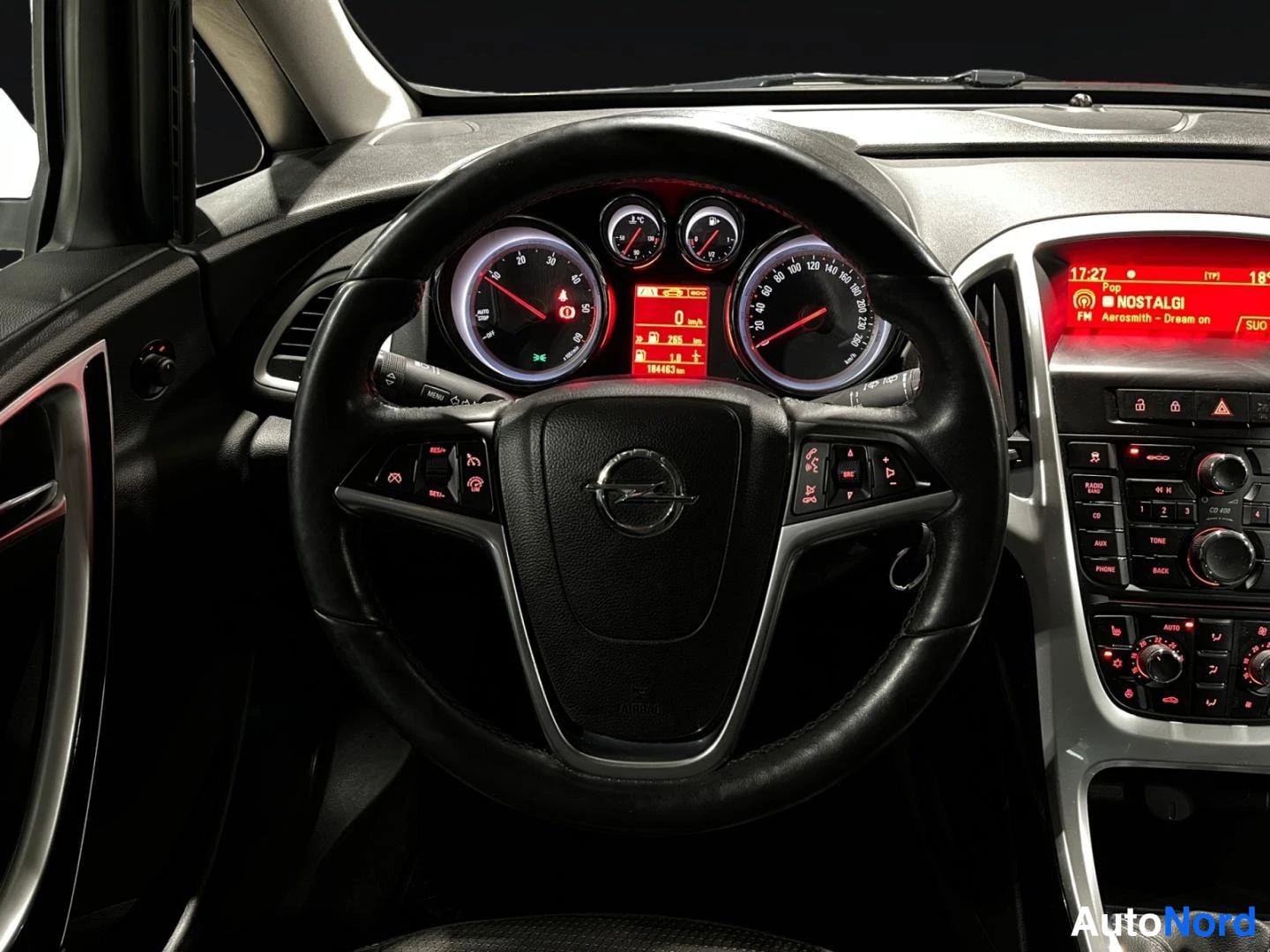 Valkoinen Opel Astra 2013, ohjaamo, kuva 14